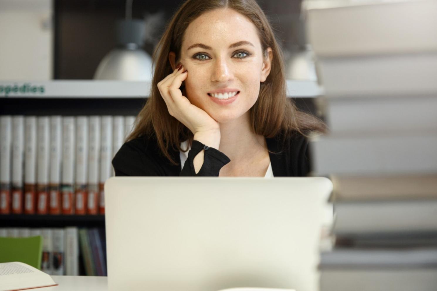 Arbeitsplatz mit Finanzanalysen und Diagrammen
